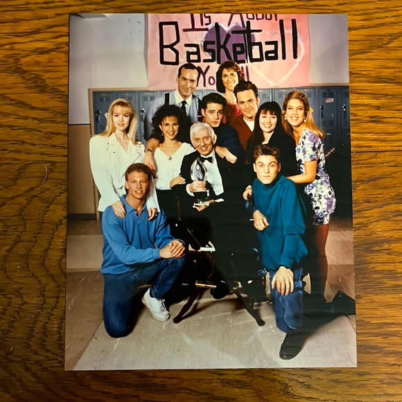 BEVERLY HILLS 90210 SET OF 8 NEVER USED POSTCARDS AND 2 SETS OF 4 8x10 GLOSSYS - Picture 4 of 8